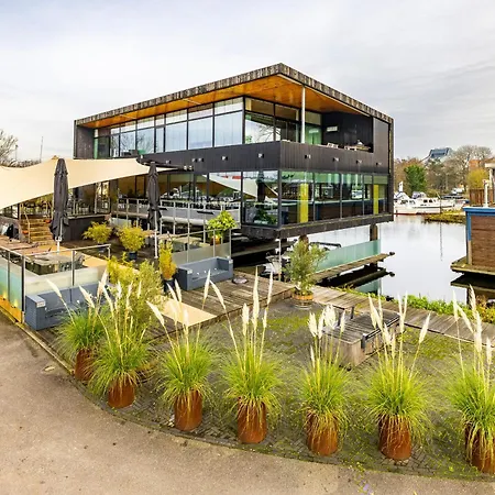 船上ホテル Motor Yacht Amstelle *