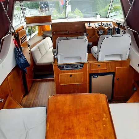 Motor Yacht Amstelle 船上ホテル